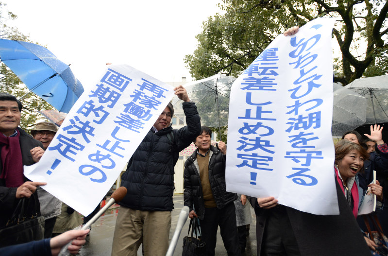 関西電力高浜原発3、4号機の運転を差し止める仮処分決定に喜ぶ申立人や弁護士ら=大津市で2016年3月9日午後3時38分、久保玲撮影