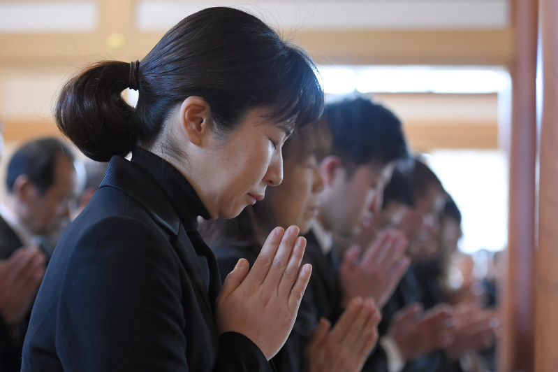法要が始まり、手を合わせる三浦菜緒さん=宮城県南三陸町で2016年3月11日午前10時31分、喜屋武真之介撮影