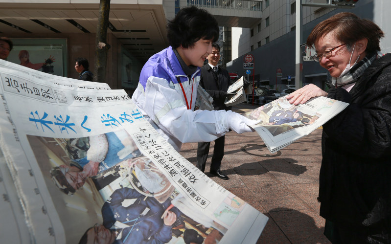 全国からの支援に感謝して配布する岩手日報の特別号外=名古屋市中区で2016年3月11日午前11時9分、兵藤公治撮影