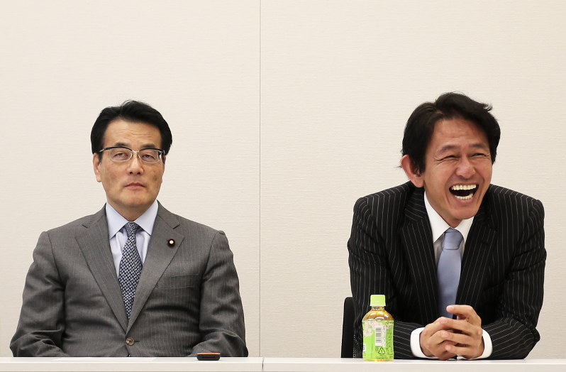 新党協議会に臨む(左から)民主党・岡田代表、維新の党・松野代表=衆院第2議員会館で2016年3月1日、小出洋平撮影