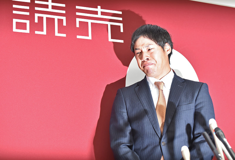 とばく関与が発覚し記者会見する巨人の高木京介投手=読売新聞東京本社で2016年3月9日午後5時39分、宮間俊樹撮影