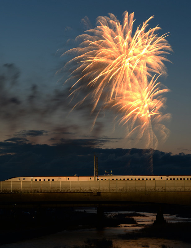 北陸新幹線 車窓から花火鑑賞 開業１年でイベント 毎日新聞