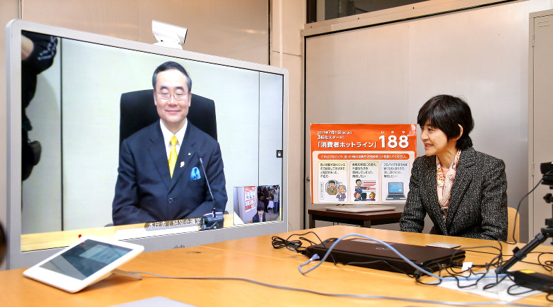 テレビ会議システムで徳島県の飯泉嘉門知事と会談する消費者庁の板東久美子長官(右)=徳島県神山町で2016年3月14日午前9時36分、梅田麻衣子撮影