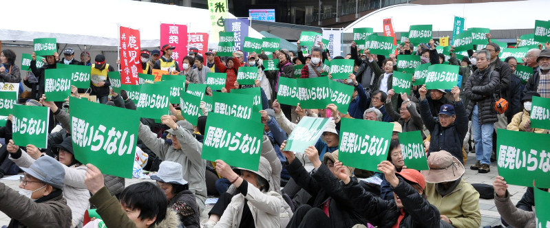 東日本大震災5年に合わせ、川内原発反対の意思を示す参加者ら=鹿児島市中央町のJR鹿児島中央駅東口で2016年3月13日午後1時27分、杣谷健太撮影