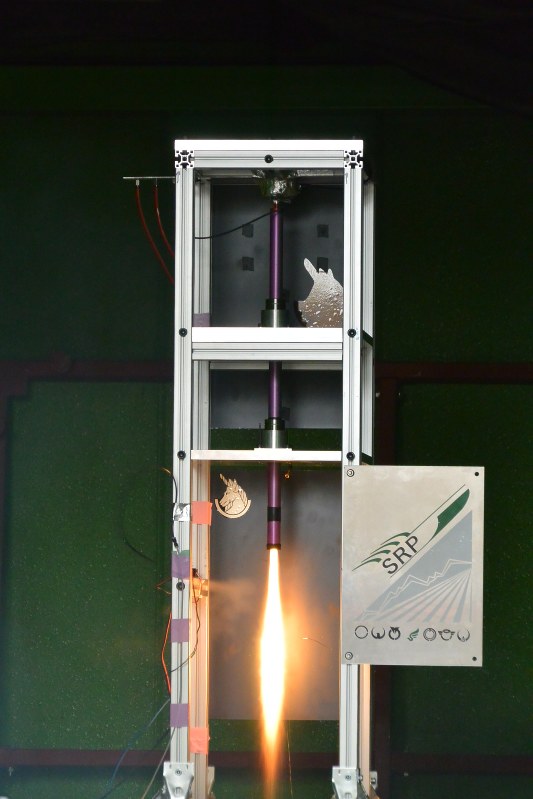 勢いよく炎を噴出するロケットエンジン=長野県茅野市の諏訪東京理科大で2016年3月13日午後1時57分、宮坂一則撮影