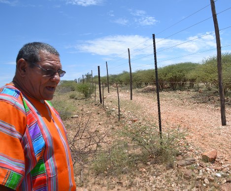 政府に接収されたという土地を前に、バスターの苦難の歩みなどを語るデントリンガーさん＝ナミビア中部レホボス郊外で