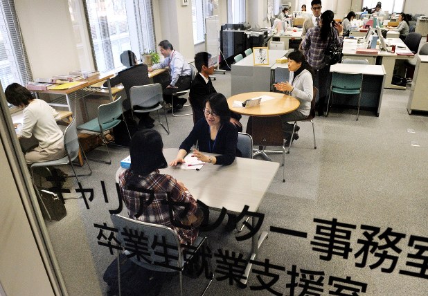 大学秘蔵の es添削ノウハウ を使わない手はない キャリアセンター ここだけの話 都内 某共学大進路指導担当 毎日新聞 経済プレミア