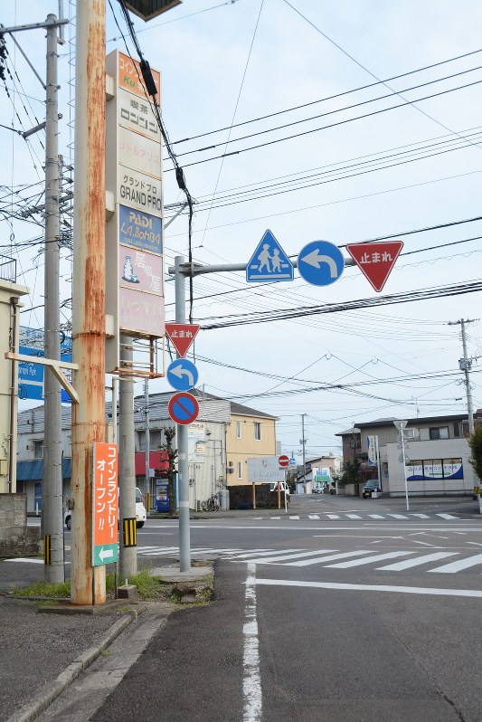 本来、直進(奥右側)しても反則金が不要だった交差点=宮崎市堀川町で2016年3月16日、尾形有菜撮影