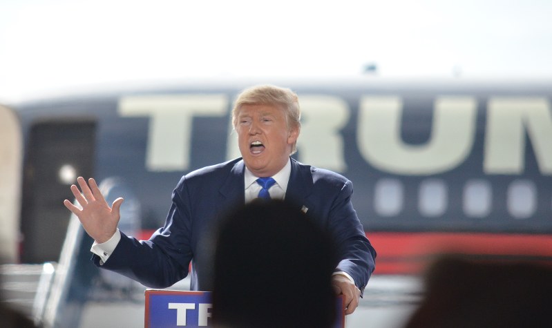「TRUMP」と書かれた自家用ジェット機の前で演説するトランプ氏=12日、米中西部オハイオ州デイトンで西田進一郎撮影