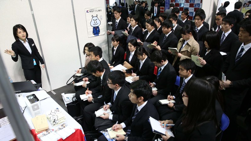 合同企業説明会で担当者から説明を聞く学生ら=インテックス大阪で2016年3月1日