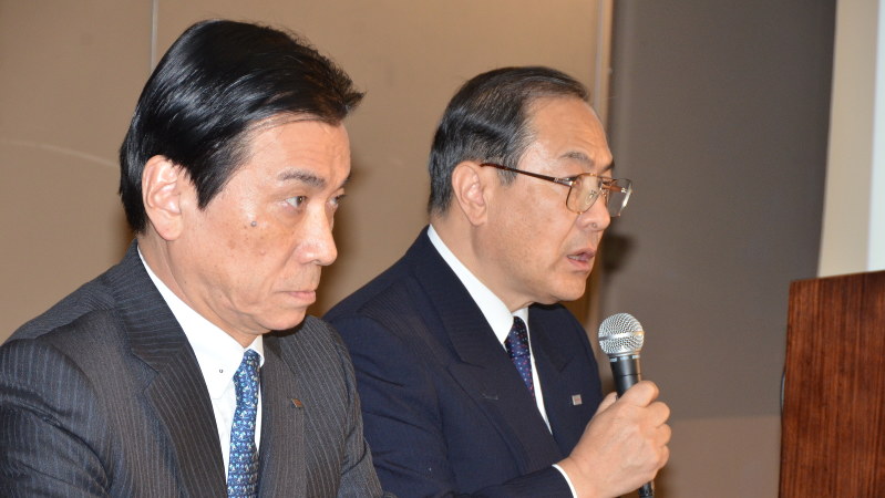 2016年度事業計画の会見に出席した室町正志社長(右)=2016年3月18日、亀井和真撮影
