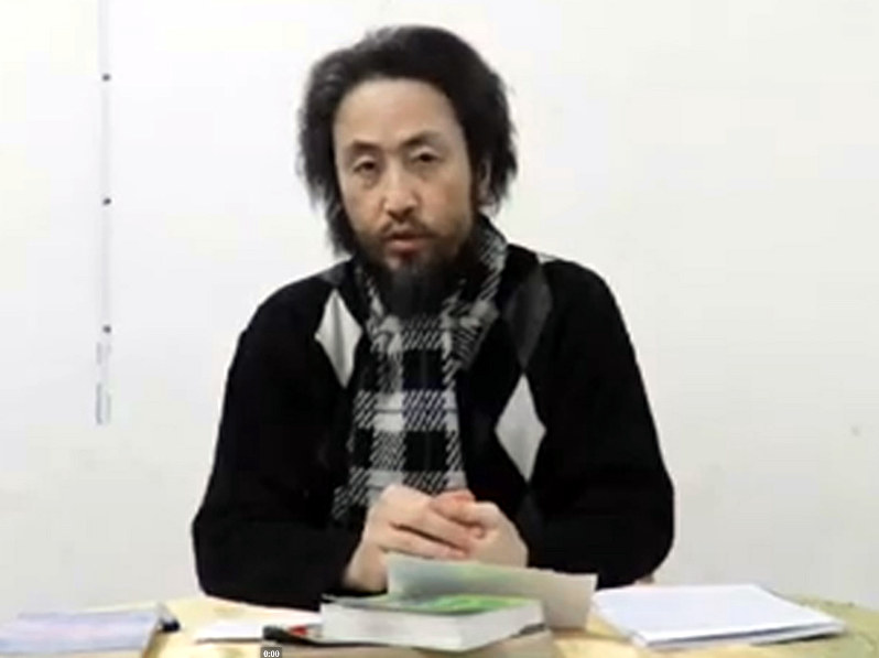 安田純平さんと名乗る男性が映し出された動画=フェイスブックより