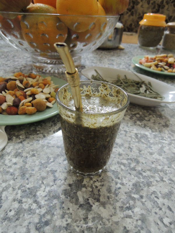 シリアの一般家庭で親しまれているマテ茶。苦みが特徴で、ナッツ類と一緒に楽しむことも多い=秋山信一撮影