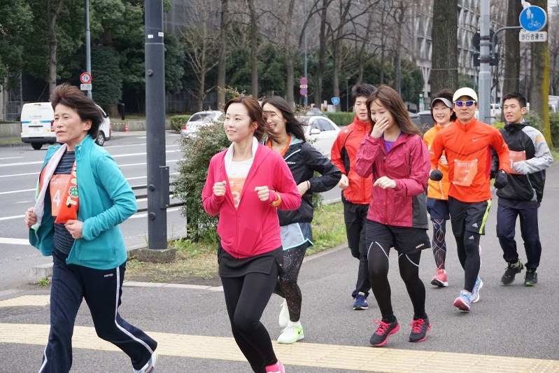皇居ランに楽しく挑戦するKDDI主催のランイベントの参加者たち=千代田区霞が関の桜田門交差点近くで