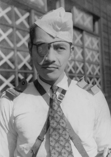 三船敏郎さん：旧陸軍時代の熊本 デビュ−前の演劇写真 | 毎日新聞