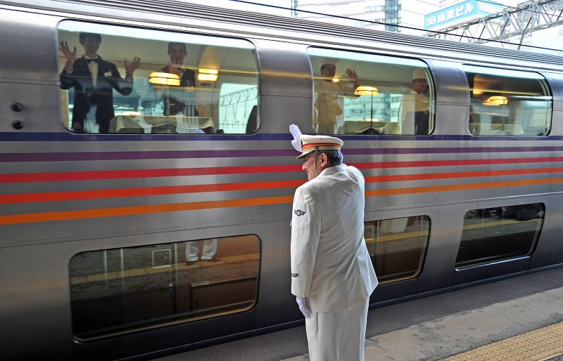カシオペア：700人が名残惜しむ 最終列車が札幌出発 [写真特集2/17