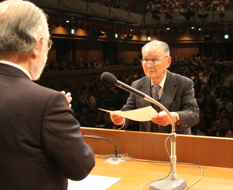 卒業証書を受け取る平田繁実さん=京都市左京区で2016年3月19日午後、宮川佐知子撮影