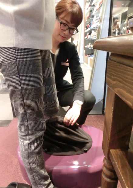 片足を機器に入れて数秒で３Ｄ足形を測定できる＝東京都中央区銀座５のＫｉＢＥＲＡ銀座コア店で