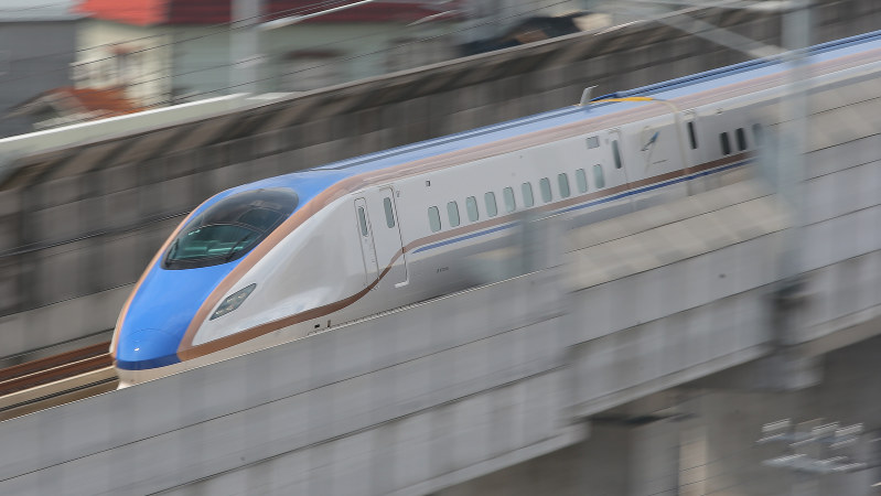 走行する北陸新幹線=富山県射水市で2015年3月14日、後藤由耶撮影