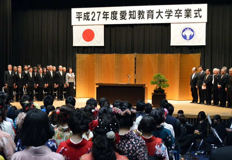 卒業式で国歌斉唱をする卒業生ら=愛知県刈谷市の愛知教育大で2016年3月23日午前10時37分、安間教雄撮影