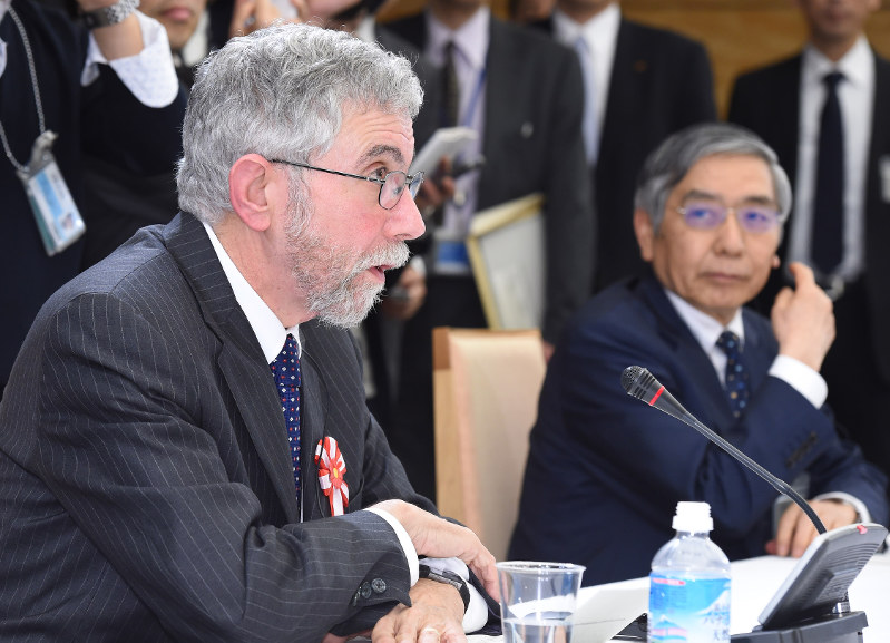 国際金融経済分析会合の冒頭であいさつをするポール・クルーグマン米ニューヨーク市立大教授(手前)。奥は日銀の黒田東彦総裁=首相官邸で2016年3月22日午後6時58分、竹内紀臣撮影