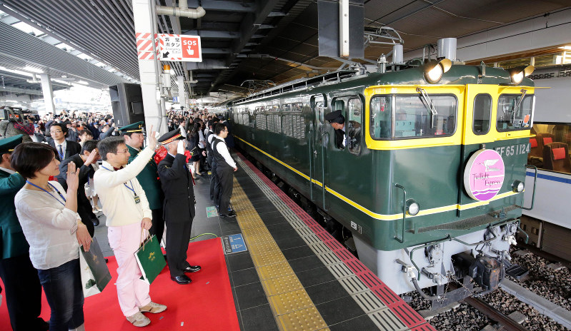トワイライト：最終列車が大阪到着…見納め「寂しい」 | 毎日新聞