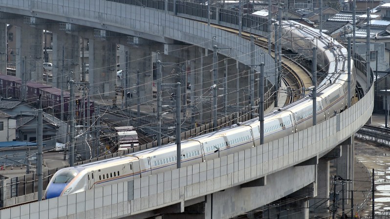 富山駅に到着する北陸新幹線=2015年3月14日、三浦博之撮影