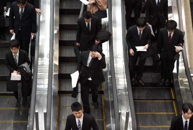 会社合同説明会に向かう学生たち=東京都江東区で2016年3月19日