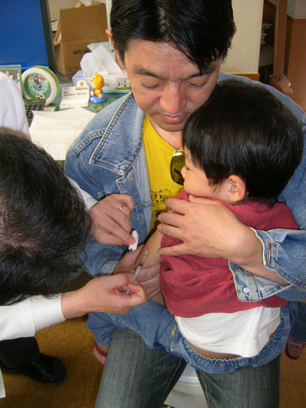 MRワクチンの予防接種を受ける子ども=東京都杉並区で2009年4月11日、大和田香織撮影