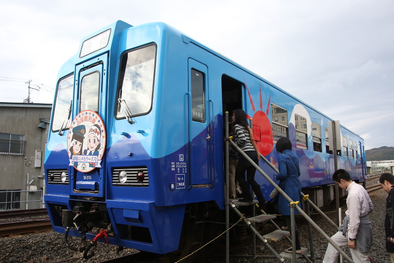 久慈駅に隣接する車両基地で公開された「さんりくしおかぜ」=岩手県久慈市で2013年11月3日、米田堅持撮影