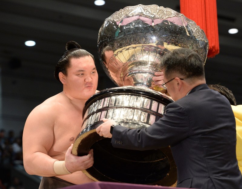 大相撲春場所：白鵬が36度目V…最多優勝記録を更新 | 毎日新聞