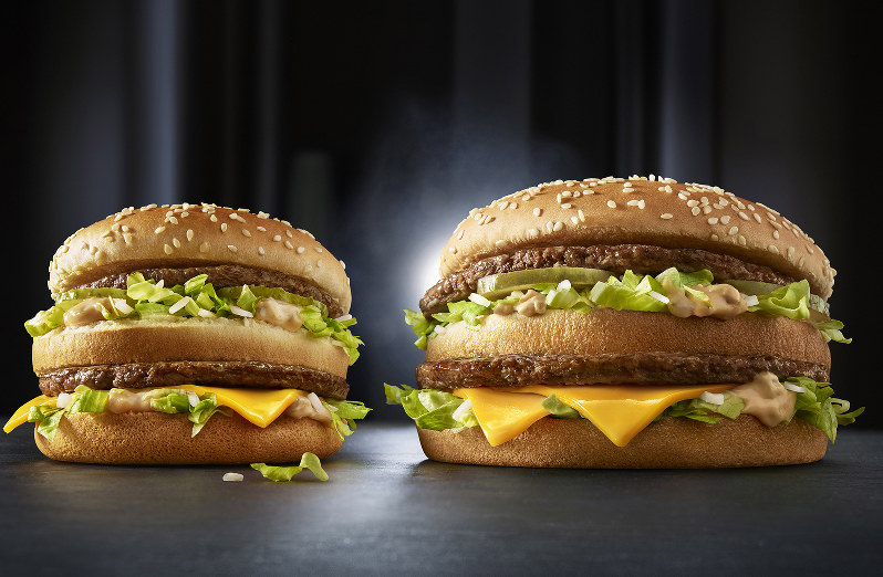 ビッグマック(左)の1.3倍「グランド ビッグマック」=日本マクドナルド提供