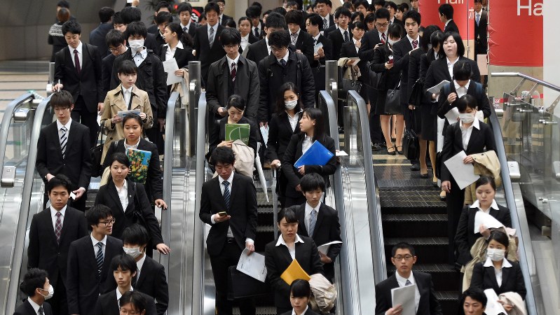 マイナビ合同会社説明会に向かう学生たち=東京都江東区で2016年3月19日、竹内紀臣撮影