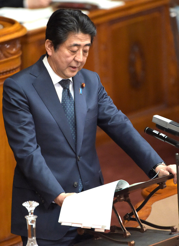 参院本会議で答弁する安倍晋三首相=3月11日、藤井太郎撮影