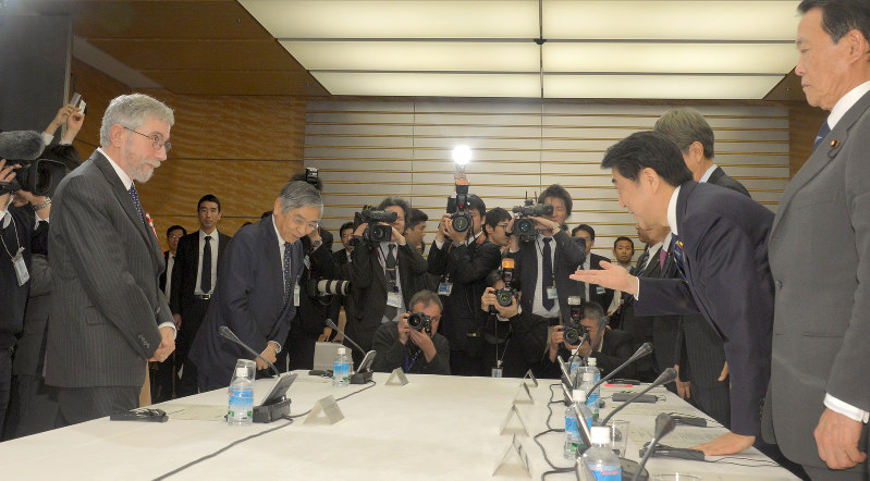第3回国際金融経済分析会合に臨むポール・クルーグマン米ニューヨーク市立大教授(左手前)。右から2人目は安倍晋三首相。左から2人目は日銀の黒田東彦総裁=首相官邸で2016年3月22日、竹内紀臣撮影