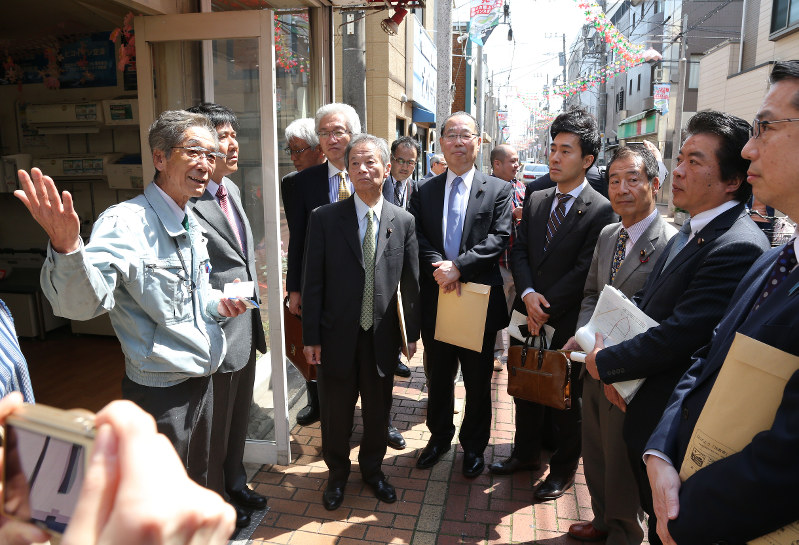 ヘイトスピーチの標的にされた在日コリアンが多く住む川崎市臨海地域にある商店街を視察する参院法務委員会の委員ら＝川崎市川崎区桜本で２０１６年３月３１日午前、後藤由耶撮影