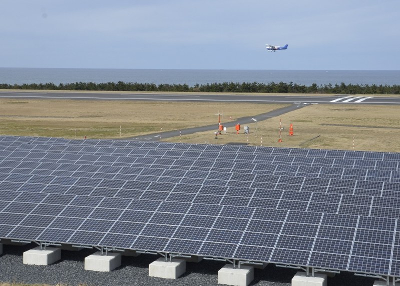 鳥取空港の滑走路南側に設置された太陽光パネル=2015年2月21日午後1時51分、高嶋将之撮影