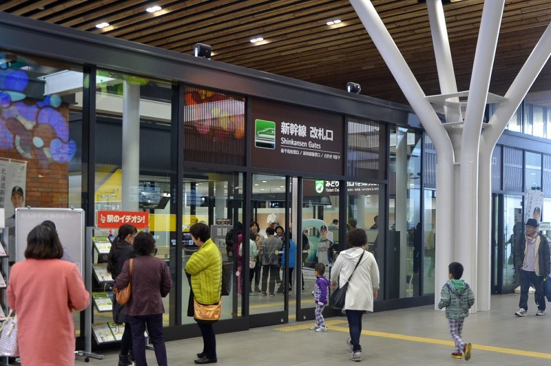 多くの人が訪れている北海道新幹線の新函館北斗駅。地元にとっては開業効果の持続が課題だ=北海道北斗市で2016年4月1日午前11時31分、遠藤修平撮影