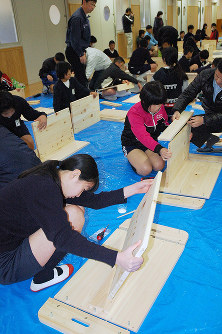 机を組み立てる新入生＝奈良県吉野町の吉野中で