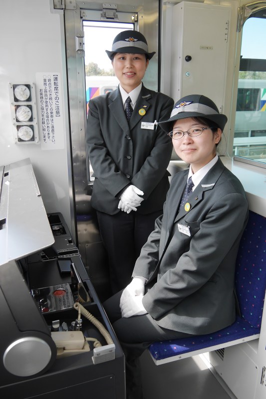 スタート！：2016春かながわ シーサイドライン初の女性運転士 高島さん、橘川さん ／神奈川 毎日新聞