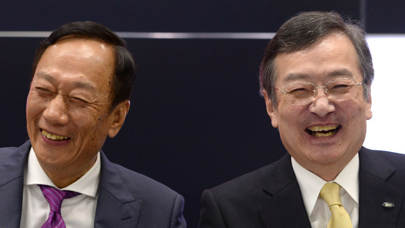 笑顔で記者会見に臨む鴻海精密工業の郭台銘会長(左)と、シャープの高橋興三社長=堺市で4月2日、久保玲撮影