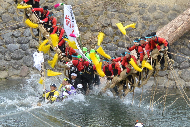諏訪大社御柱祭：「木落し」に35万人 | 毎日新聞