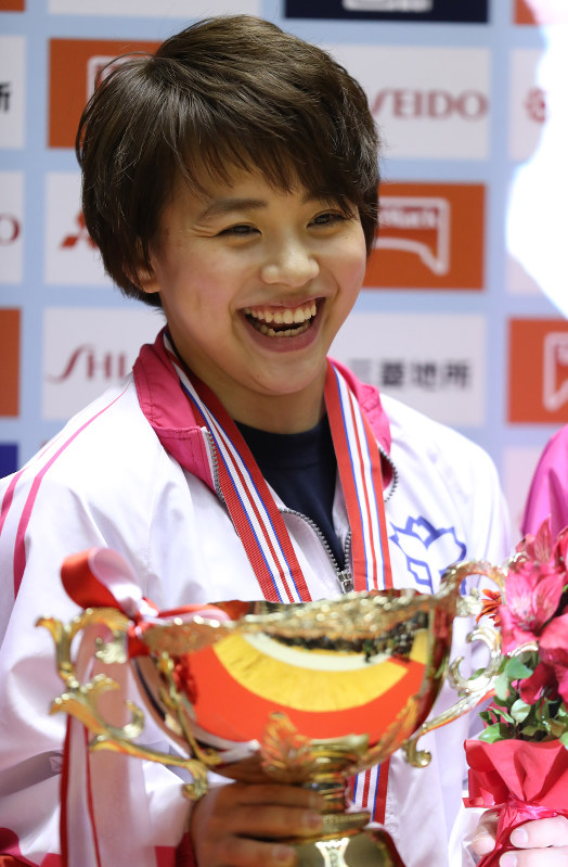 優勝を決め、表彰式で笑顔を見せる村上茉愛=東京・国立代々木競技場で2016年4月3日、小川昌宏撮影