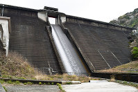 小水力発電所が設けられた鮎屋川ダム、登口修撮影