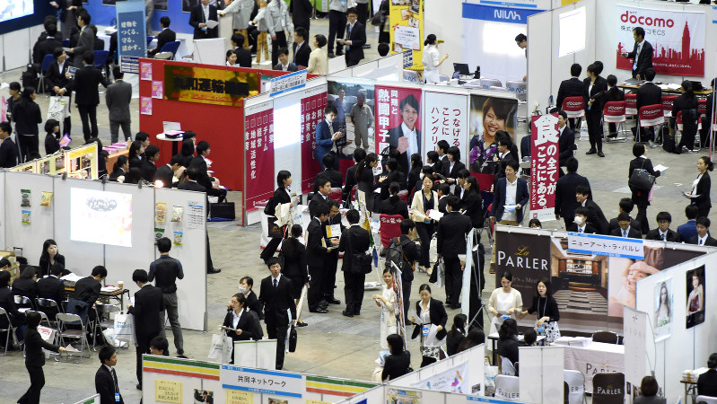 学生たちで混雑するマイナビ合同会社説明会の会場=東京都江東区で2016年3月19日、竹内紀臣撮影