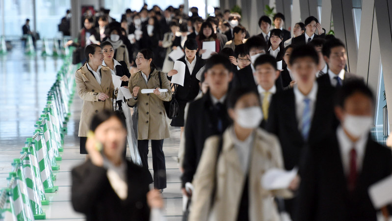 マイナビ会社合同説明会に向かう学生たち=東京都江東区で2016年3月19日、竹内紀臣撮影