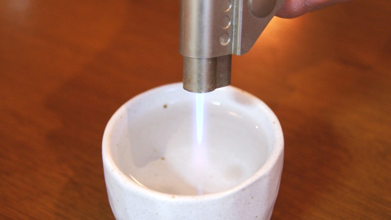 おちょこの中心を5〜7秒あぶる「炙り燗(あぶりかん)」(400円税別)