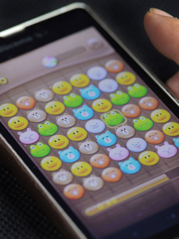 パズルゲーム「LINE POP」の画面=猪飼健史撮影