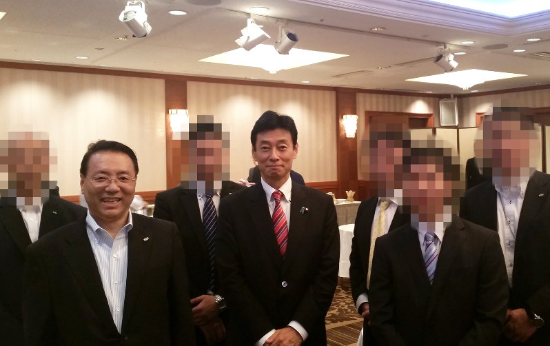 昨年6月の西村康稔衆院議員(中央)の政治資金パーティーに参加した日本ライフ協会の浜田健士代表(左から2人目)ら=関係者提供(一部画像を処理しています)
