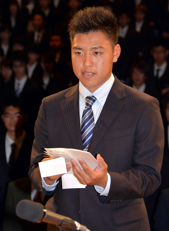 新入生を代表して宣誓する亀岡さん